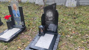 Стеклянный вертикальный памятник с гранитной лампадой, вид справа